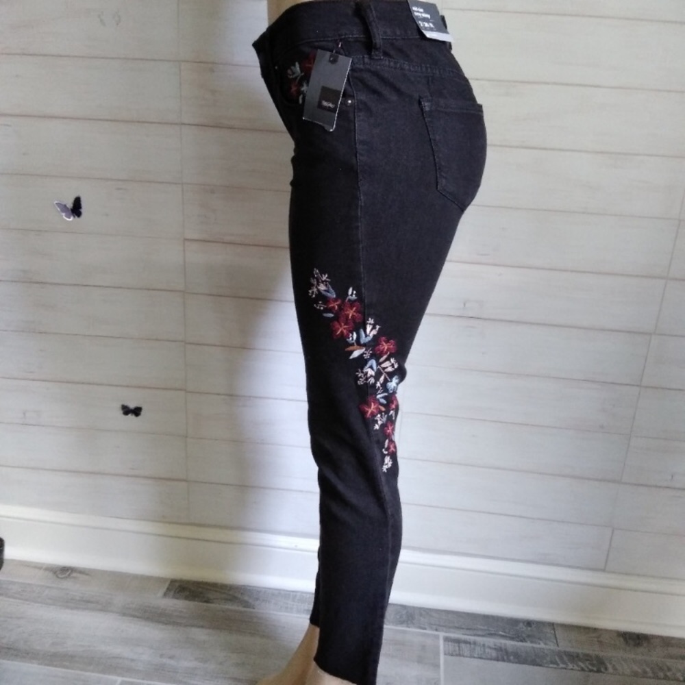 ๐ Mossimo Embroidered Black and Floral Mid Rise Curvy Skinny Jeans, Size 6 Short - Picture 3 of 12